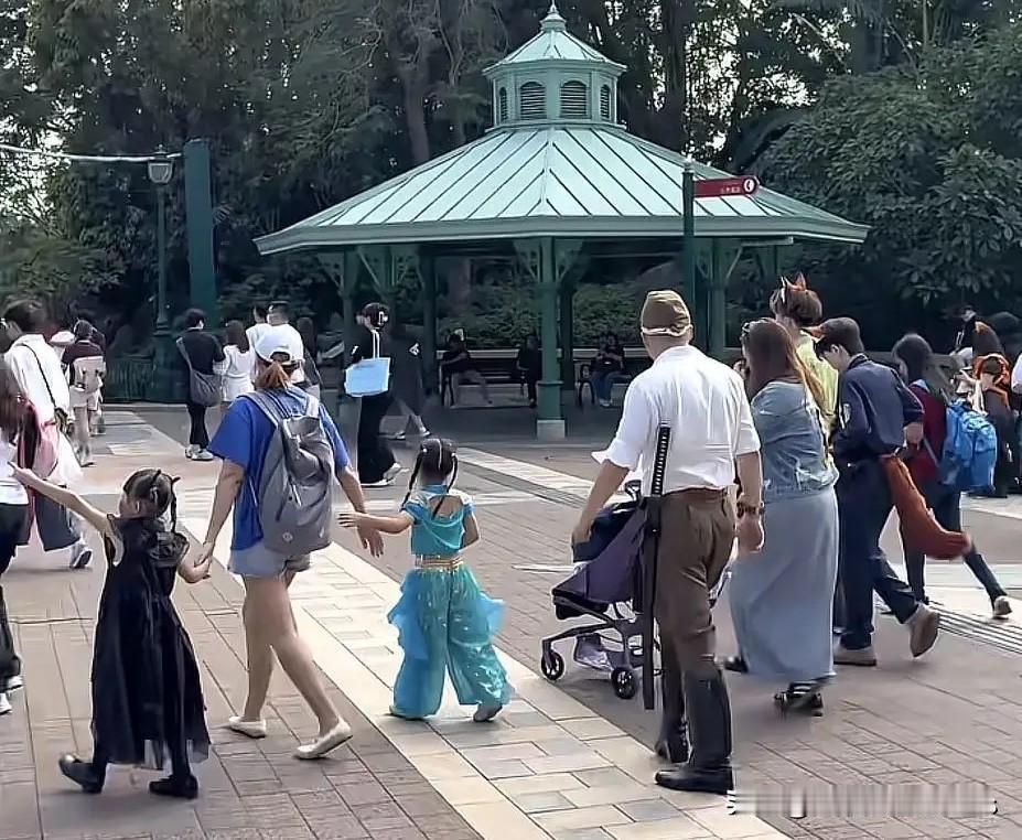 男子身穿日军大佐军服，被举报后保安围上了，香港洪门组织发声！


香港迪斯尼，一