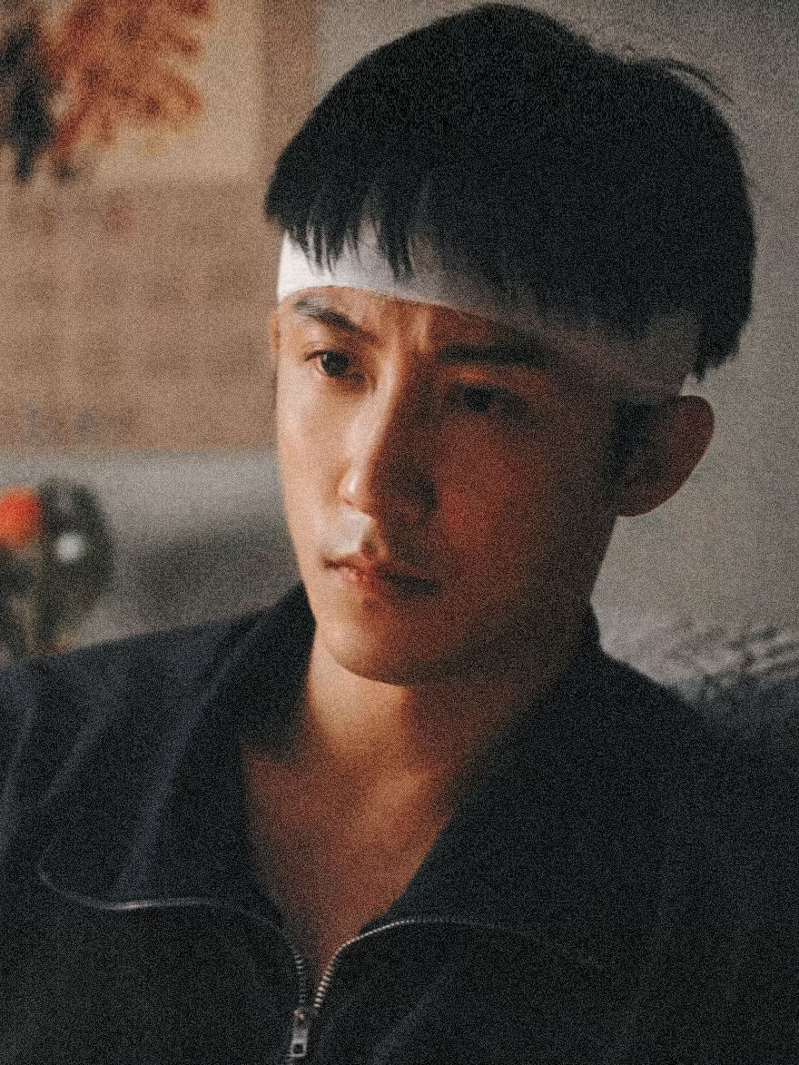 黄景瑜纱布都萌成发带了电视剧重器被陈一众造型狠狠戳中梗点，纱布直接萌成发带既视感