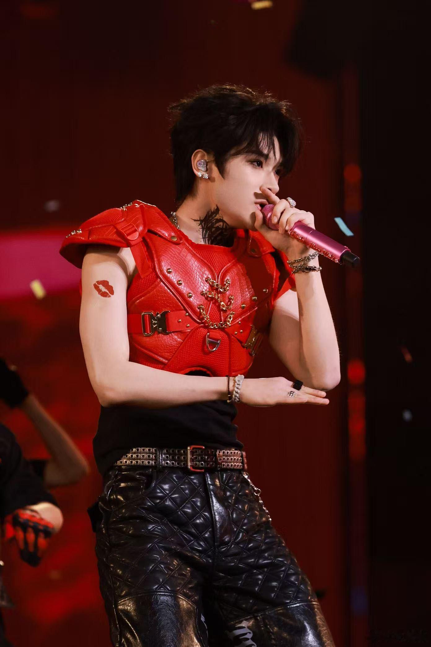 舞台上的张峻豪 📷 风格大赏