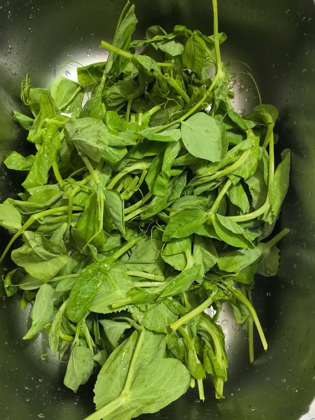 李爷减肥计划 减肥的第一百天。简简单单吃个晚餐，蒜蓉豌豆尖，谁懂啊？