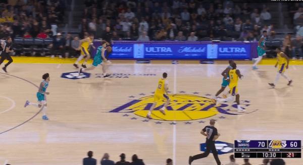 克尼普尔观察：高效19+7助队大胜，无球发起&阅读防守&弱侧接应图1克尼普尔落位