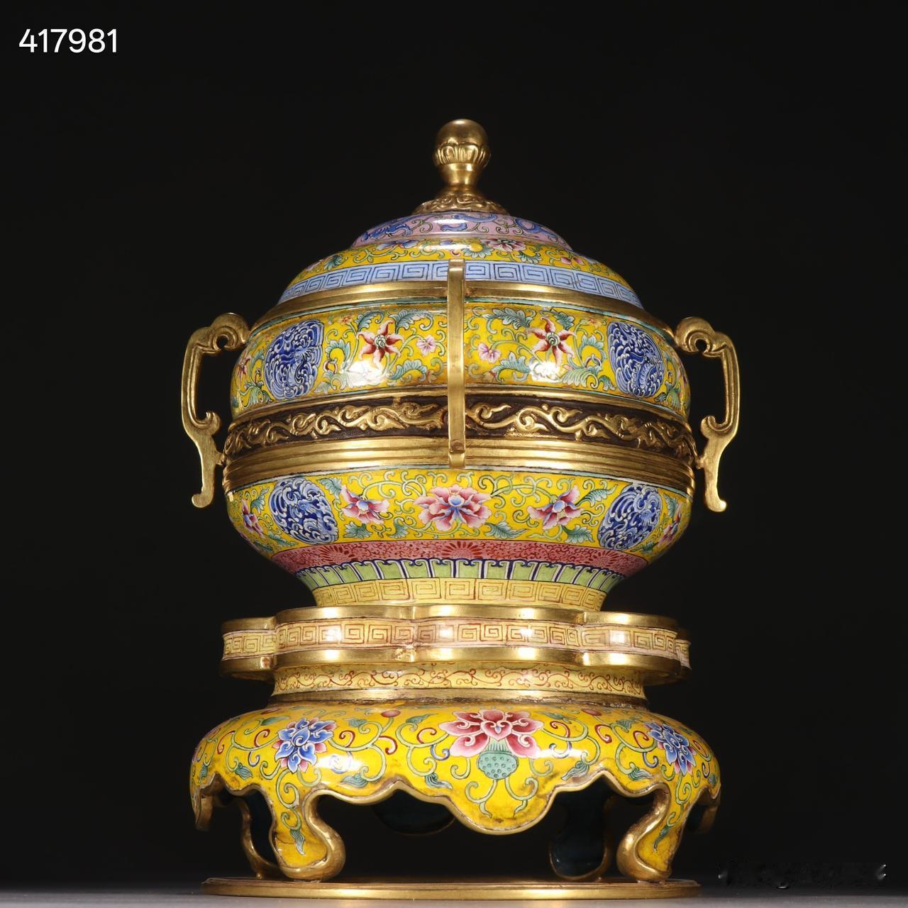 清 铜鎏金画珐琅缠枝花卉盖罐
规格：高21cm宽22.2cm