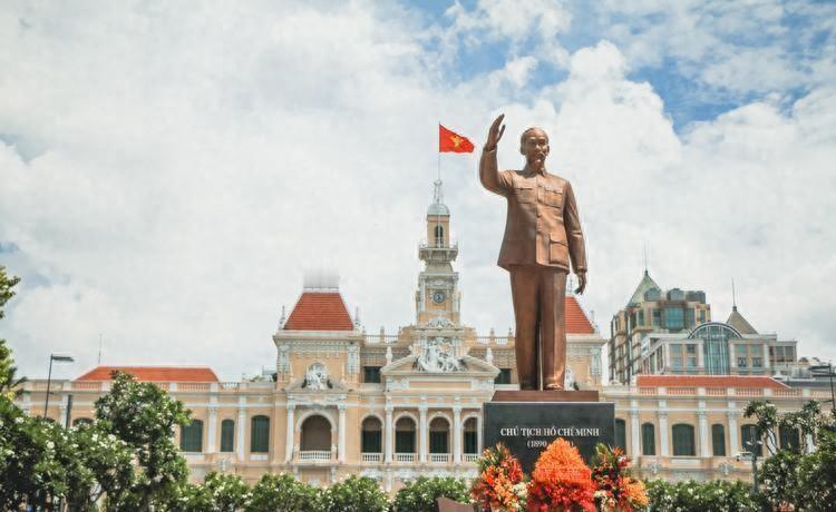 对越反击作战中，面对越军女性战士，解放军究竟应该下令开枪还是选择暂缓行动呢？
1