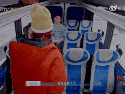 张豆豆气得不想与孙杨同坐孙杨张豆豆因为迟到的事情吵架旅途途中再起争执，迟到问题引