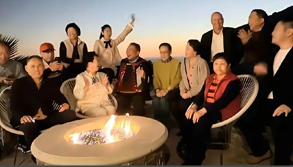 有时候挺魔幻的，过去经常在国内电视荧幕上的艺术家们，到老了却纷纷跑到美国去享受天