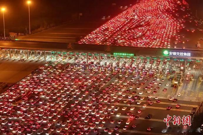 高速免费最后1分钟实拍高速免费最后1分钟收费员高喊快快快 每一个长假的尾巴都会有