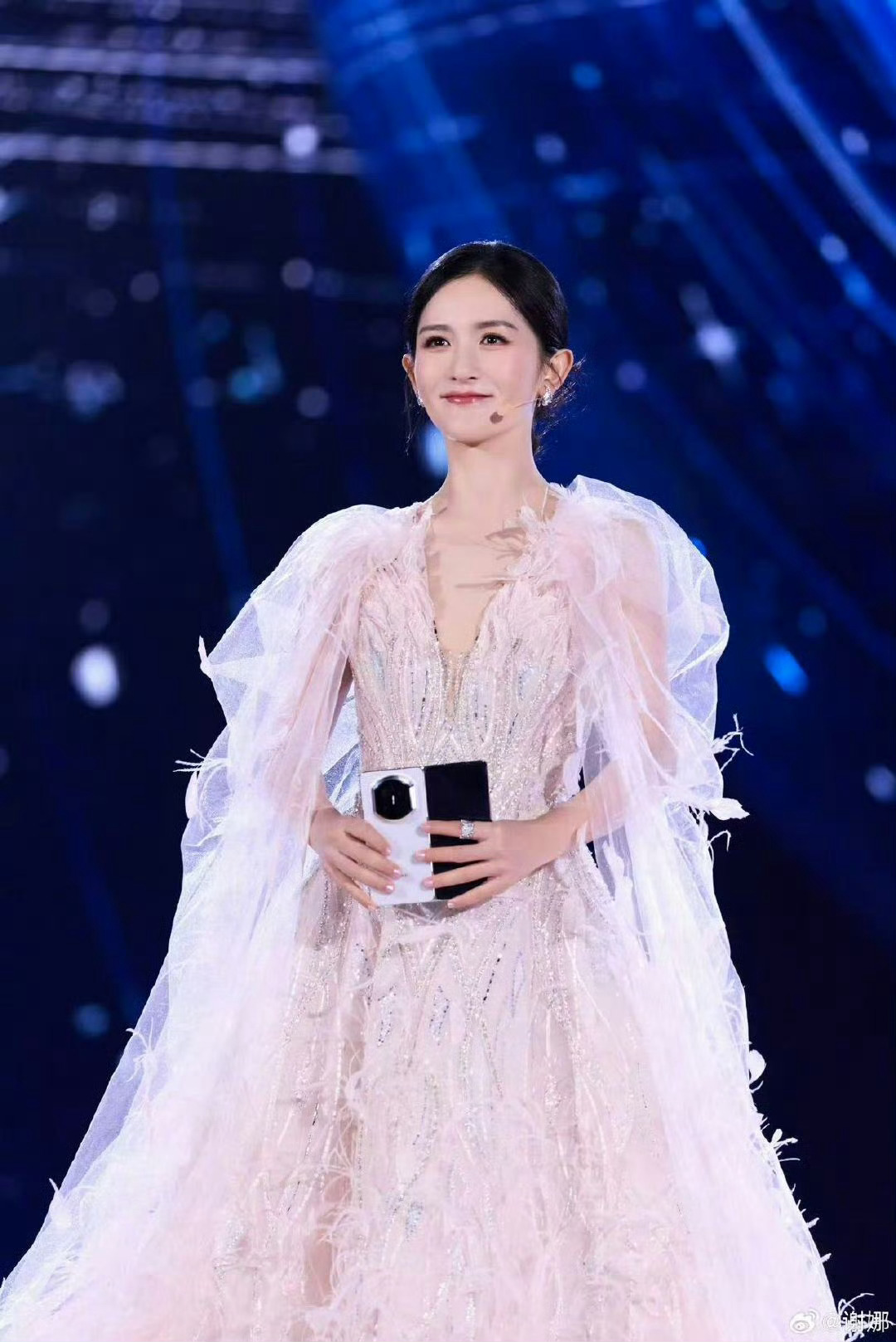 谢娜 太阳女神出发啦这次真的是“太阳女神”了！娜娜姐的“梗”从出发图开始哈哈哈哈