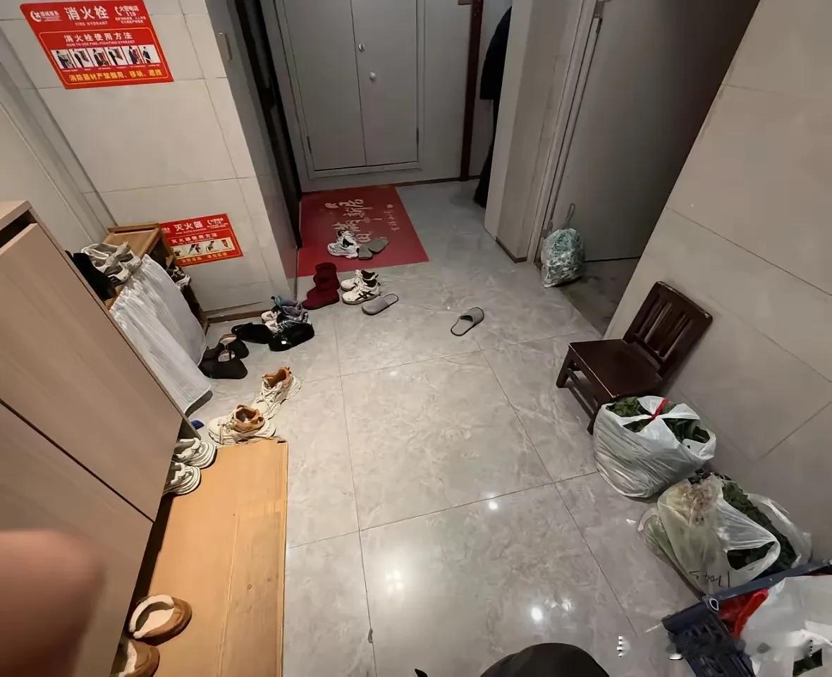 这真不能让几家人一起过年。女子说今年过年为了热闹，她老公突发奇想喊他哥哥父母一起