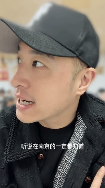 潘玮柏来南京先炫一碗馄饨潘玮柏南京演唱会前夕被偶遇抵达南京第一件事先炫一碗馄饨，