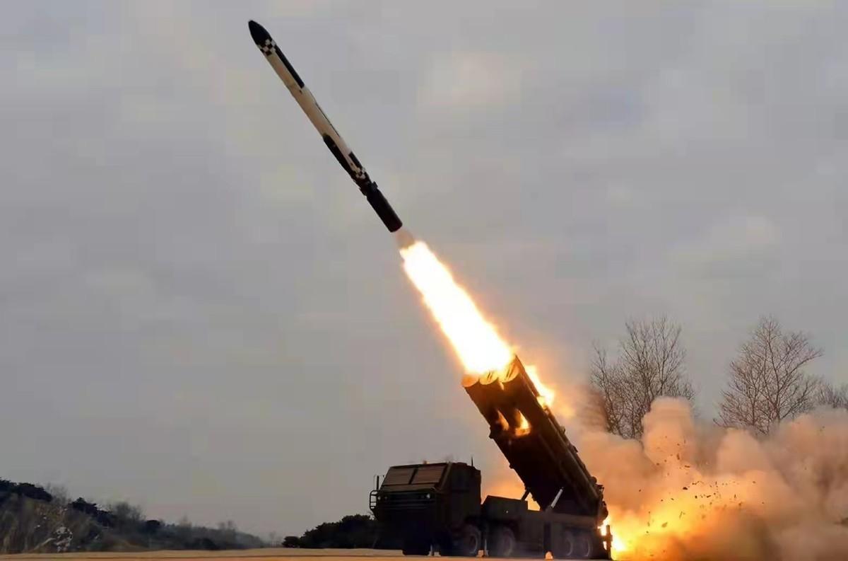 很多人一听导弹射程，脑子里就自动把那个数字当成死线，觉得只要躲到这个距离外面，就