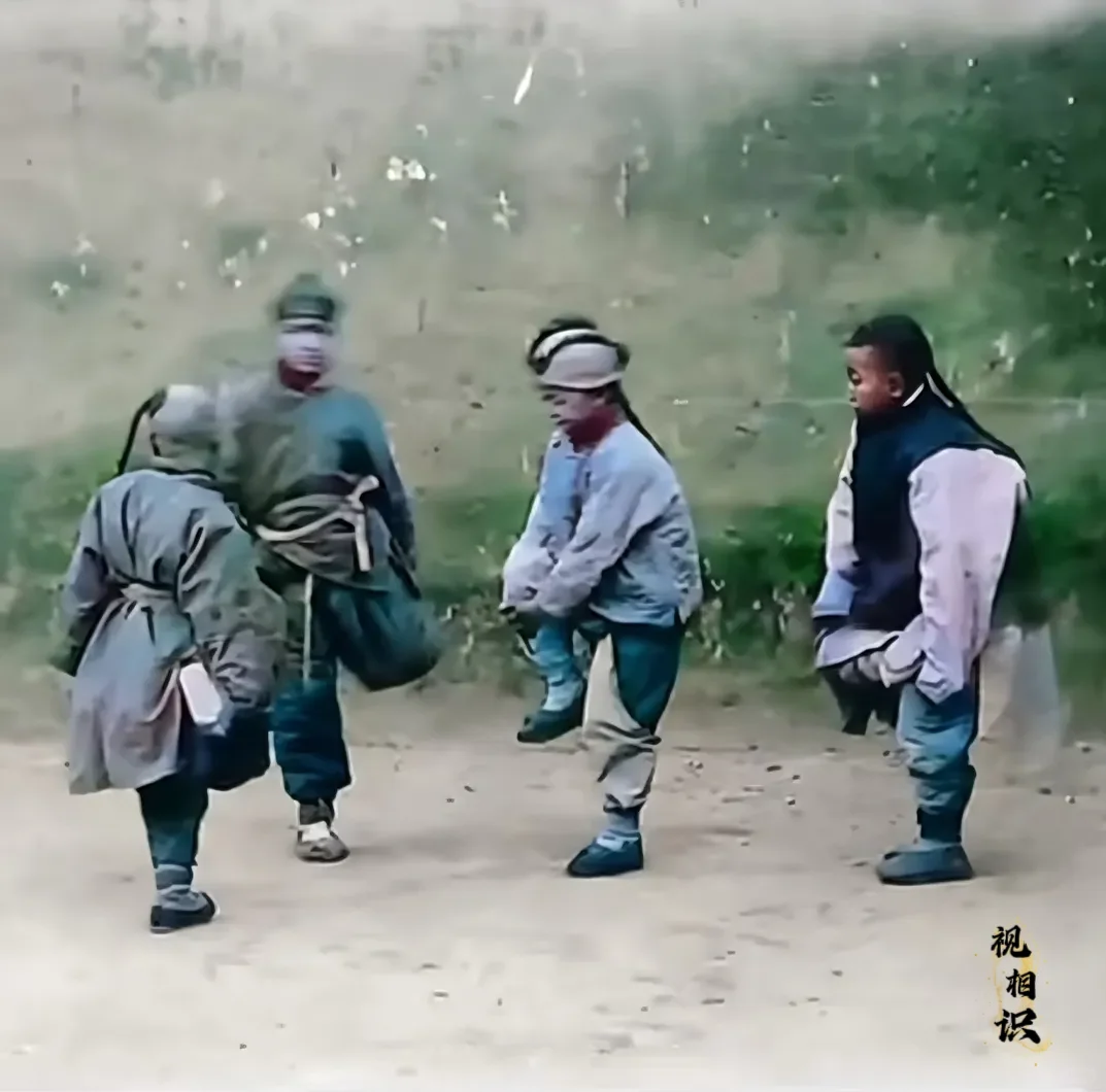 一百多年前的“撞拐”游戏，是不是和小时候玩的一样？，不同的地方叫法不一样，也有叫...