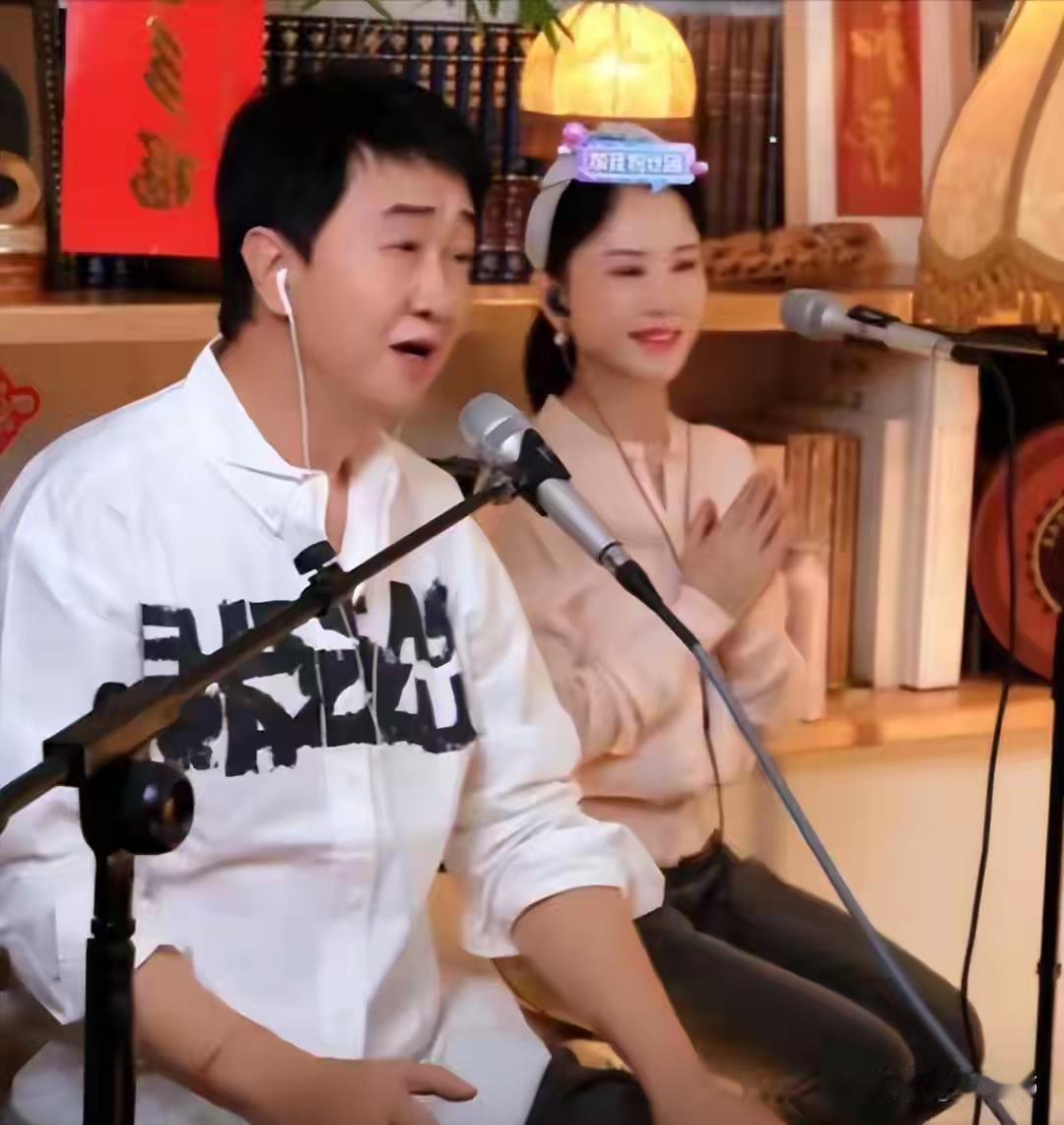 付笛生和妻子任静非常平易近人，一点没有明星架子，看过他们的网上直播。
唱的非常好