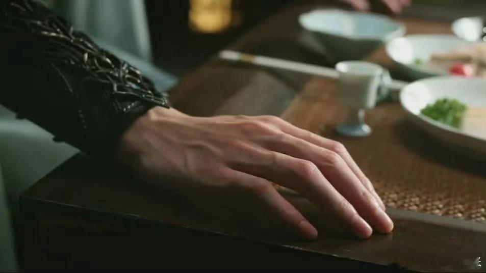 没人get到龚俊的手吗 龚俊修长手指+明晰骨节超有张力，敲棋执盏尽显角色韵致，这