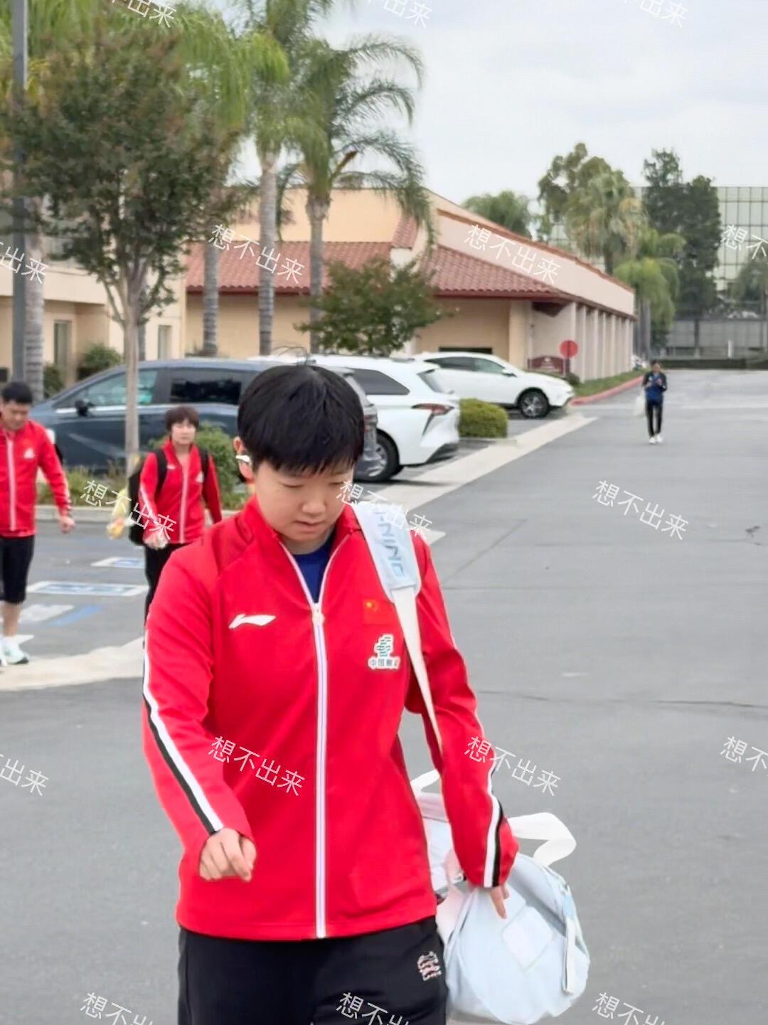 莎莎上早训了，走的可真快，邱指导都在后面，本以为自己一个人去呢？
匆匆忙忙，开始