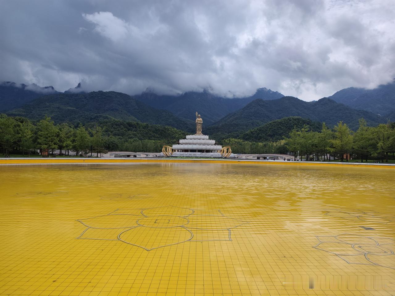 走入大愿文化园，只见云雾漫过青山，九华山地藏圣像静立莲台。一池金波映着金身，望着