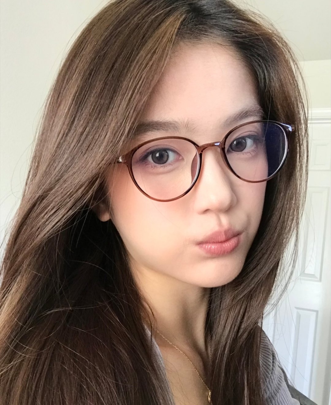 戴眼镜化妆终于不用瞎折腾了！重点抓三点：底妆要薄，眼镜托着的地方粉厚了容易花；眼