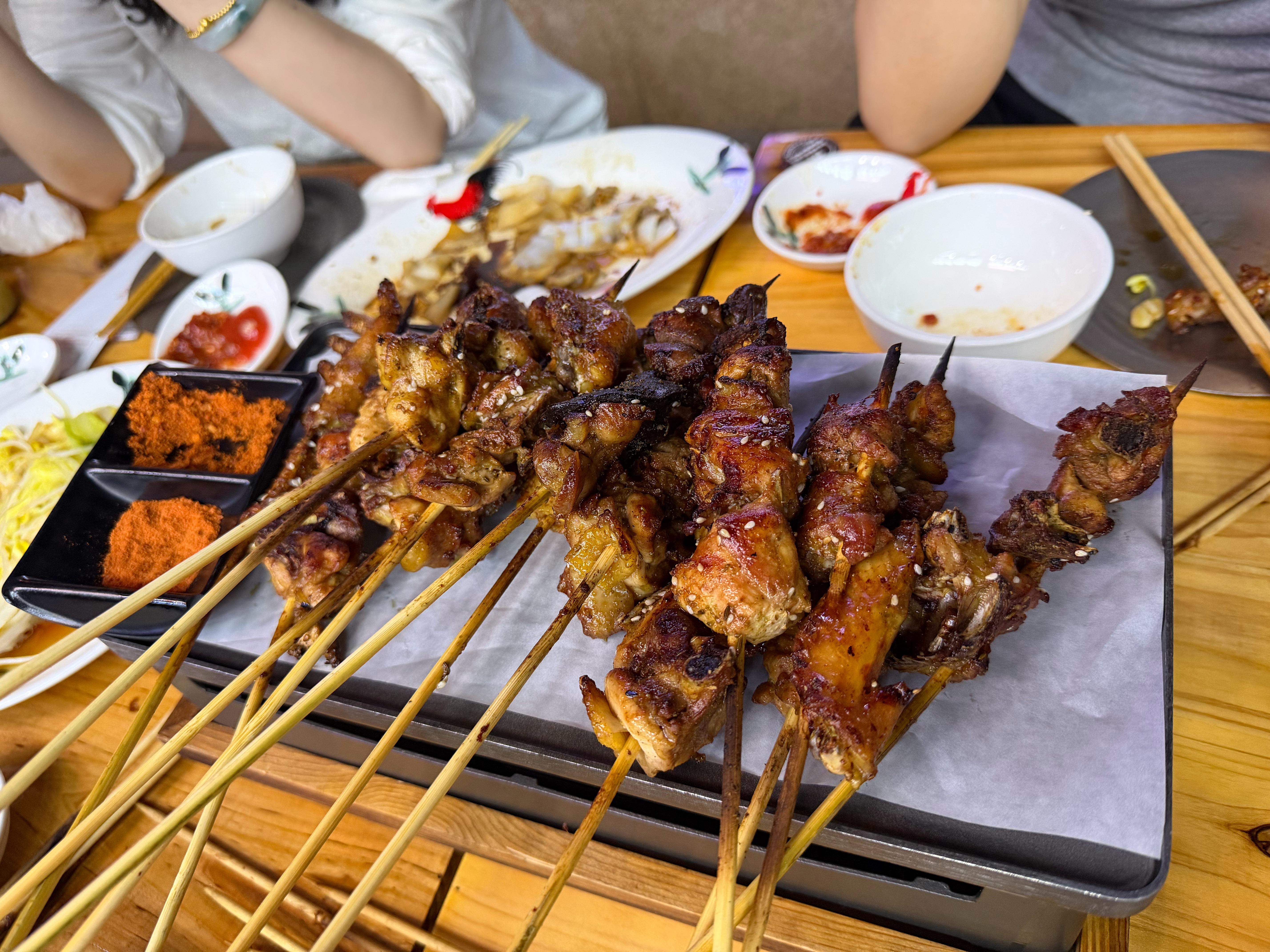 借花献佛的和朋友们吃一口 这地儿是昨天发现的。真不错！特色是现宰鸡现穿串现烤，除