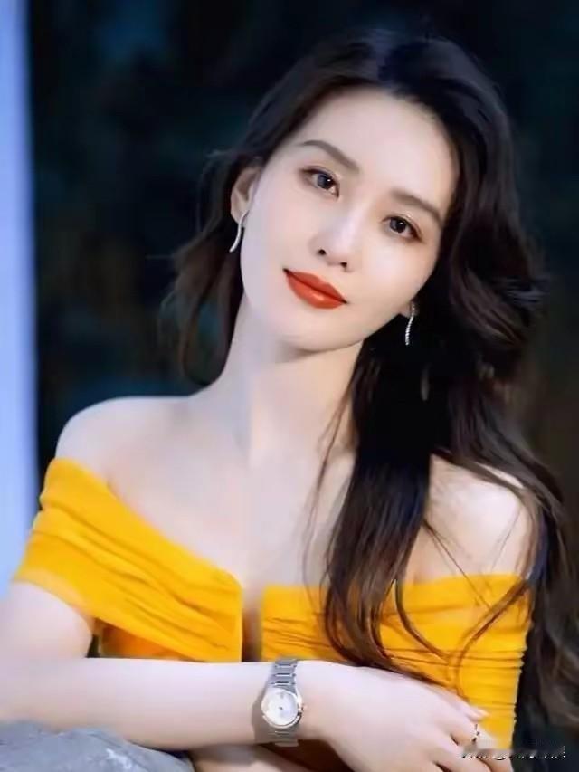 文艺评论家如此评价刘诗诗
这位评论家说
刘诗诗
本身就是一首诗
而且是
诗中有画