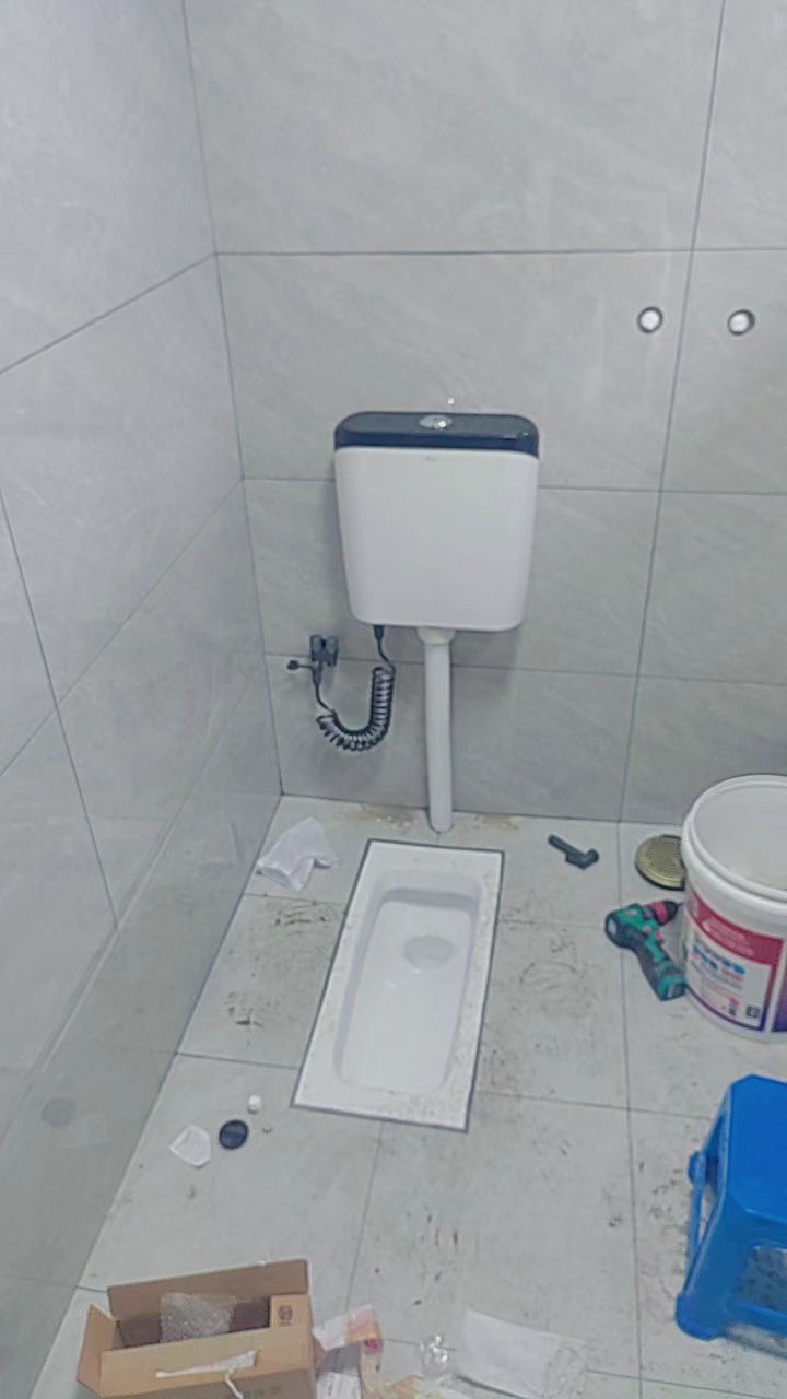 窄边蹲便器水箱的安装方法。两个字：安逸。