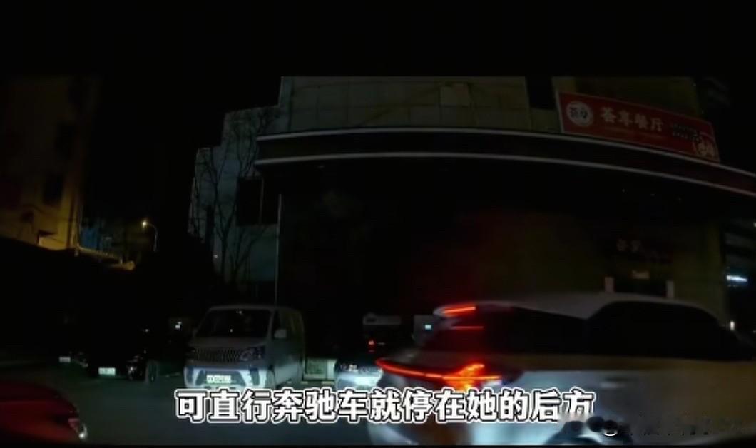 上海哪吒女司机倒车撞奔驰，不报警直接回家吃饭，交警来了都直呼离谱！
 
11月1