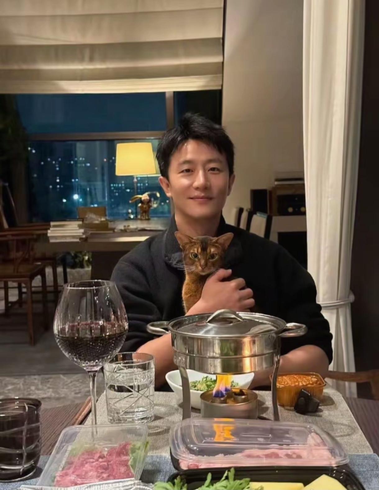 黄轩这中秋节过得很是低调呐！就一个人和俩猫，对面拍照片的那位愣是没现身——我说黄