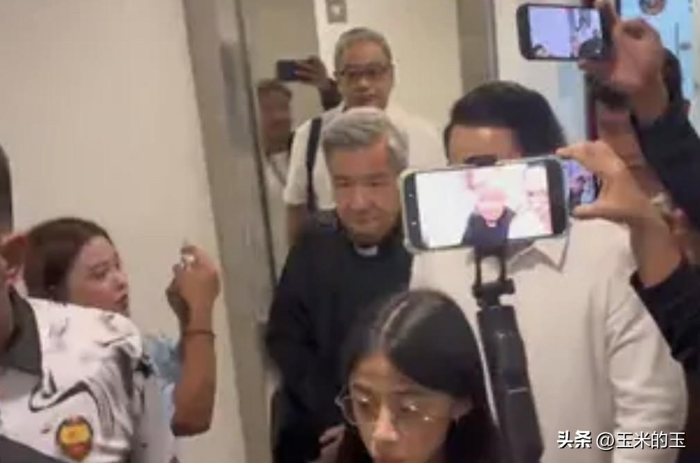 周五，菲律宾雅典耀大学校长罗伯托·亚普神父前往国家调查局，就篮球队员雷内·巴特博