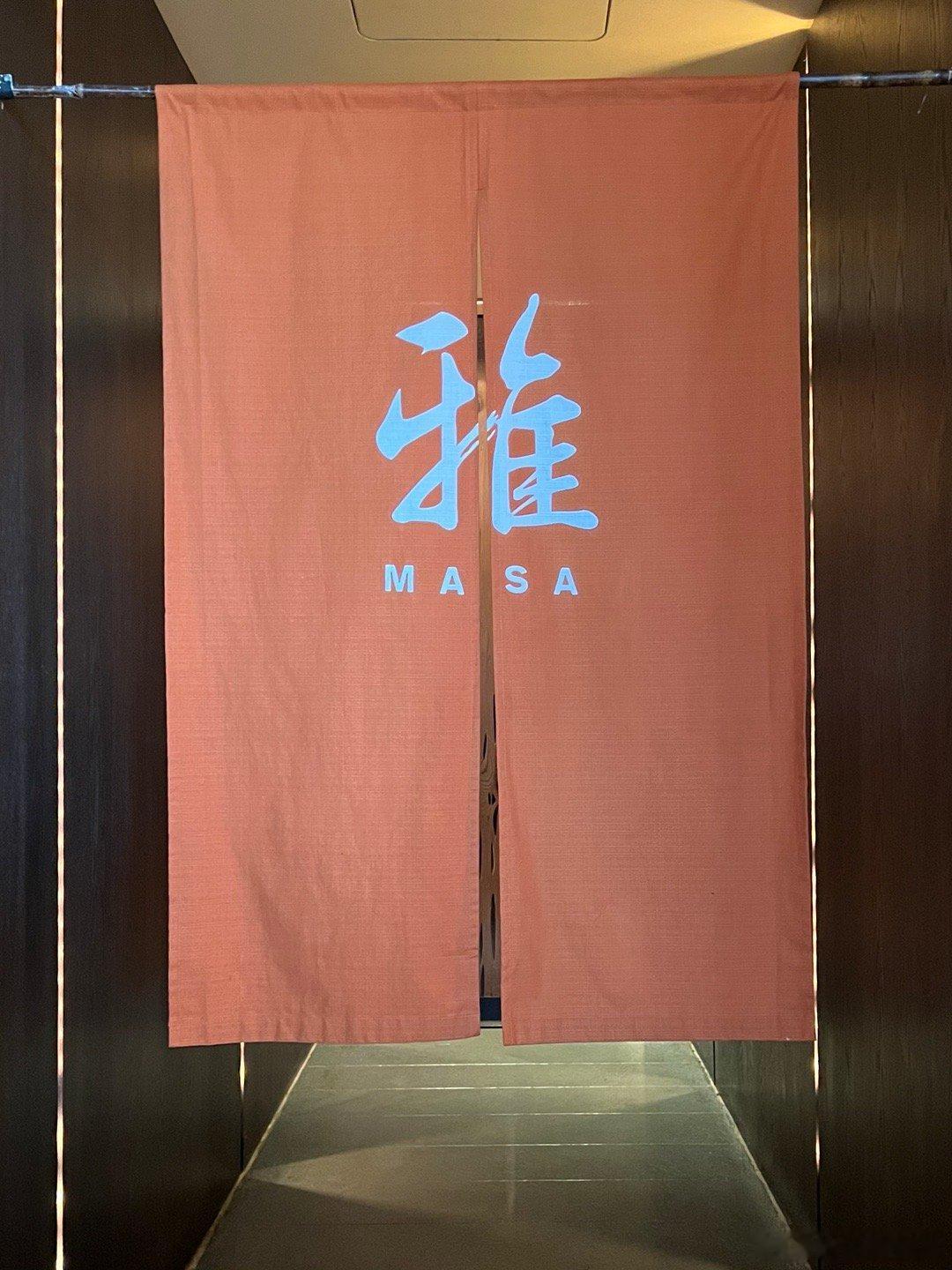 品尝纽约美食的一个招牌，MASA，欧美国家罕见的米其林三星寿司店。这家店奇贵，食