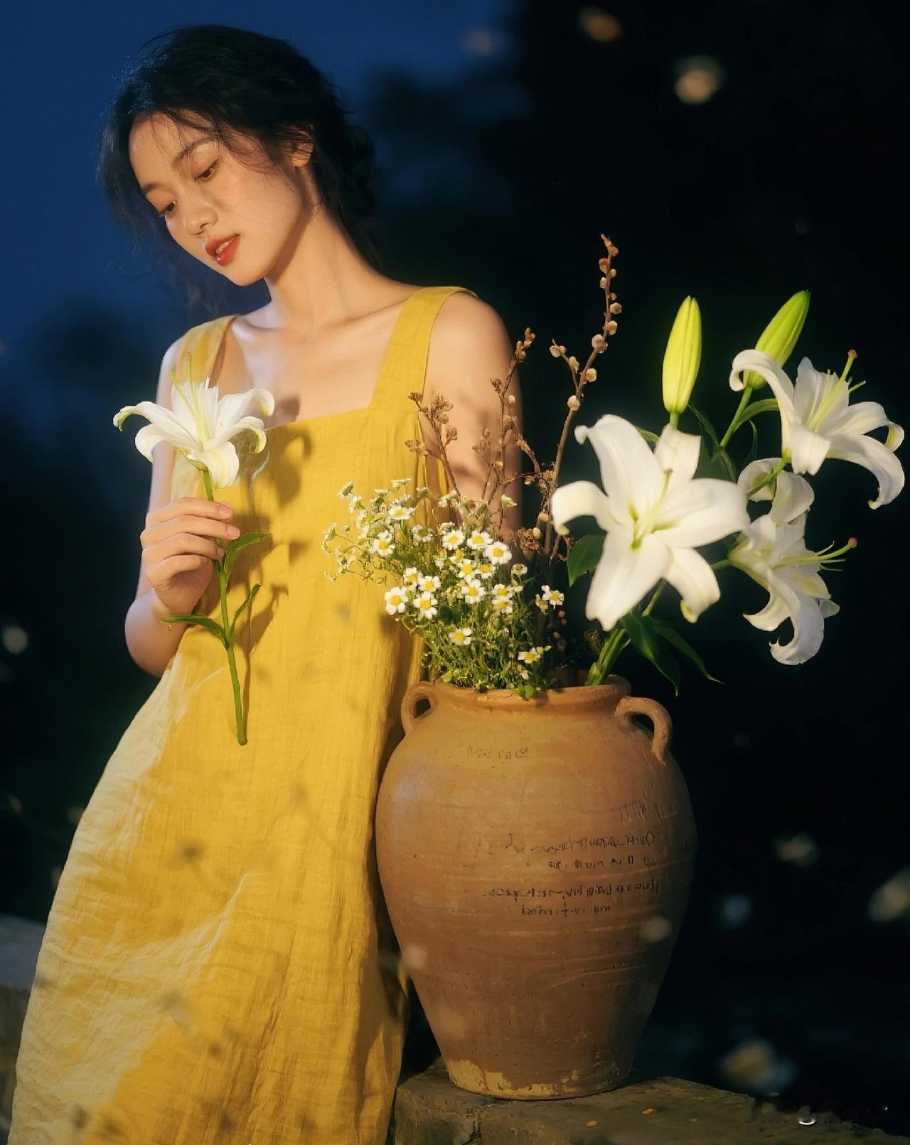 恋爱中的男人个个优雅，
西装革履头发梳得亮，
约会从不迟到，
说话温柔有耐心。