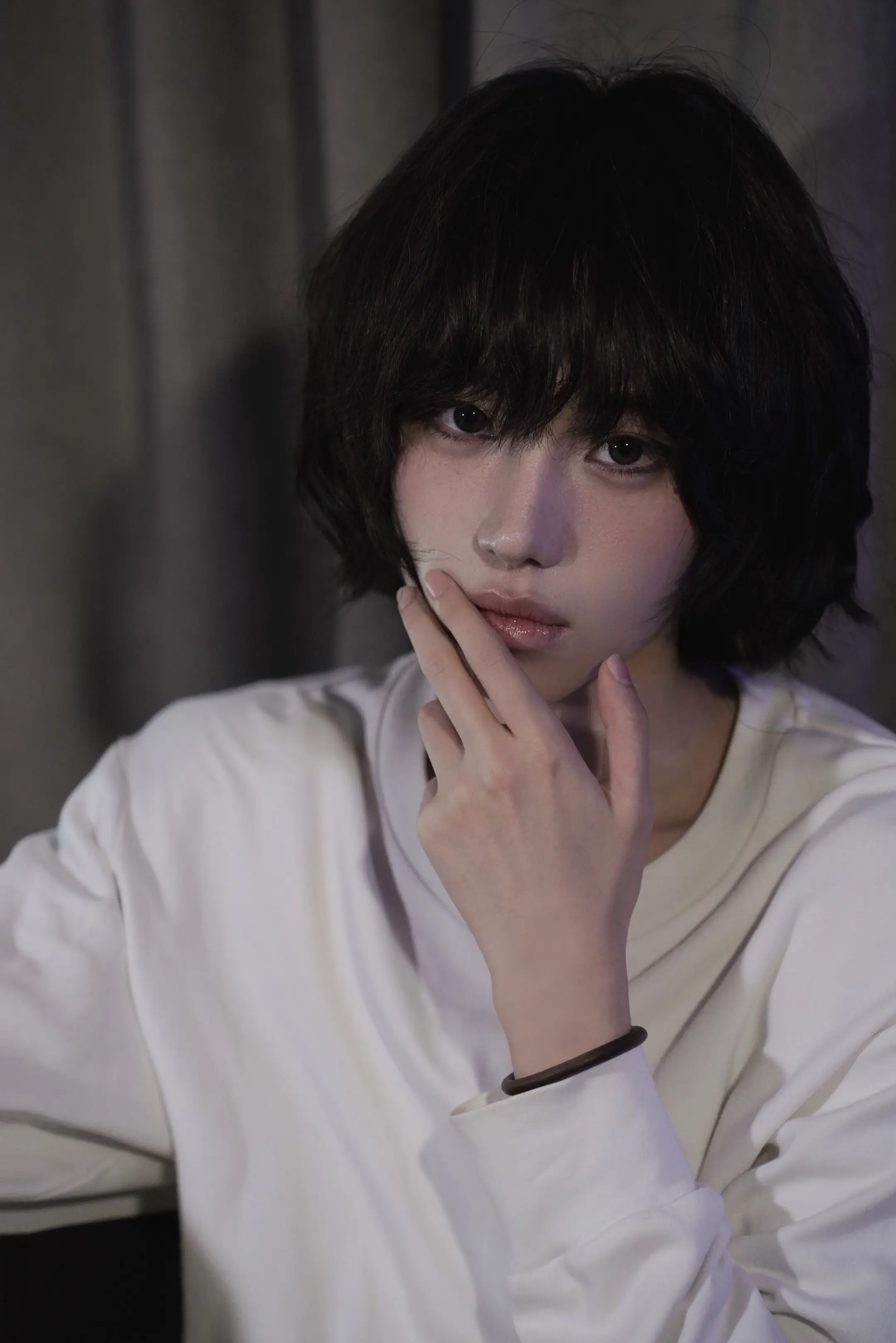 短发女。