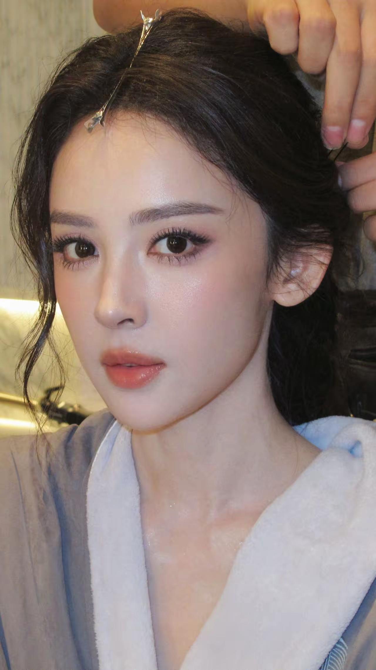娜扎
抓拍[比心]