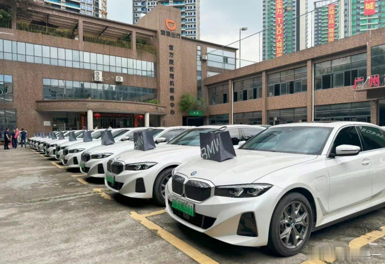 李斌称蔚来最不愿意卷价格没错啊。。。那个什么如果，我是说假如啊，宝马i3和萤火虫