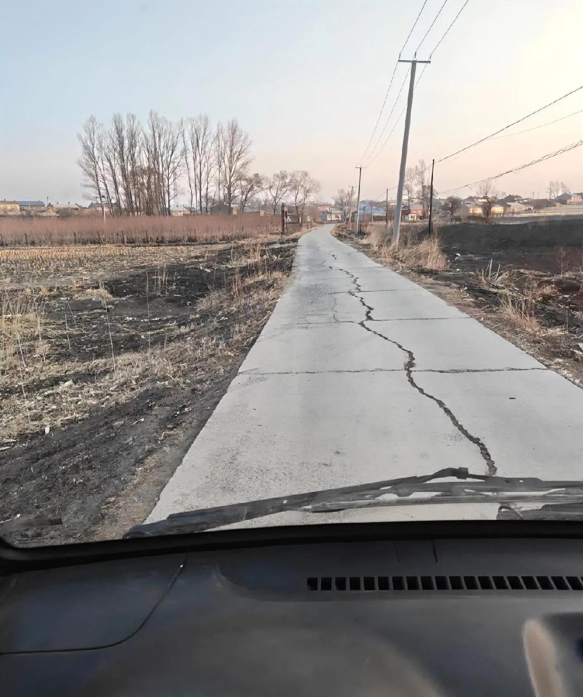 分享你随手拍的风景遥望那遥远的小山村，乡路乡愁油然而生，让我梦魂牵梦绕，那是我永
