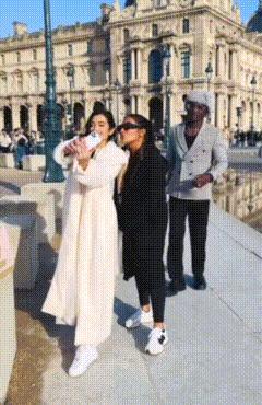 黑哥假装专业摄影师帮忙美女拍照
没想到……
最后你有看清嘛