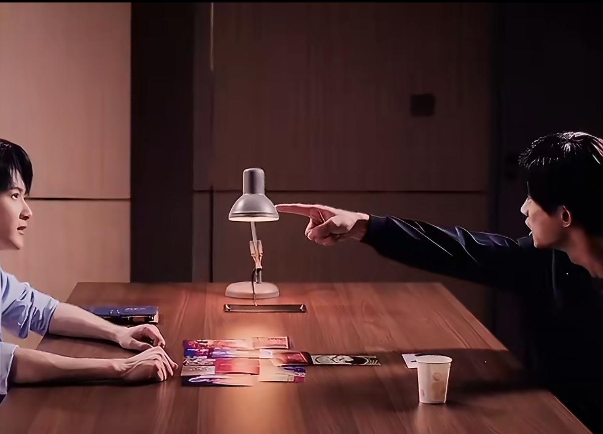 有爆料说柠萌不敢把《猎罪图鉴》完整剧本先写完，就怕檀健次看到乱加戏、拆主线、乱搞