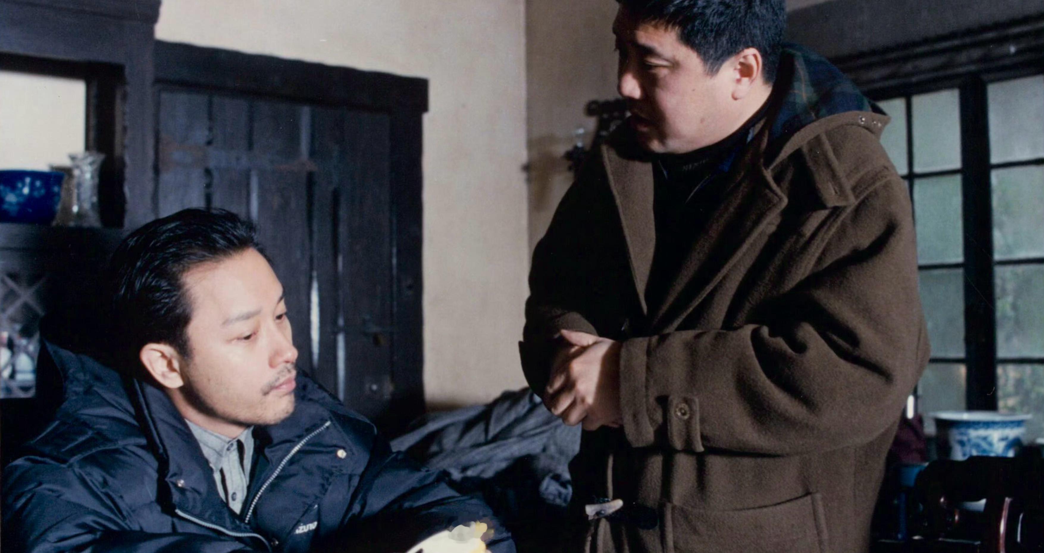 张国荣[超话]搭乘花絮去幕后严酷的寒冬，裹着羽绒服，与叶大鹰导演一起探究情节、聊