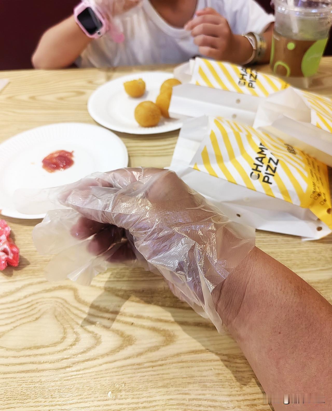 这家店一点都不懂变通，真让我无语😓。
      中午我带着孩子去一家披萨店用