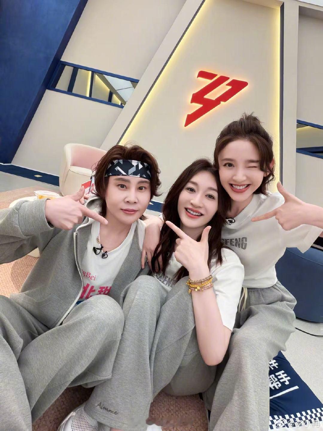 李小冉王濛唐艺昕又合体了谁懂啊！这仨一同框，满脑子都是心愿便利贴的旋律你好星期六