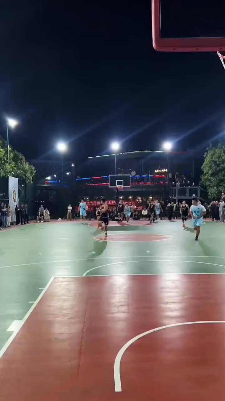 这兄弟篮球场上够拼的·这球裁判吹得对吗？