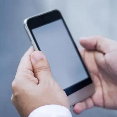 近日，浙江慈溪一所中专学校，一名男生因携带手机入校被处罚，被要求回家直至毕业。