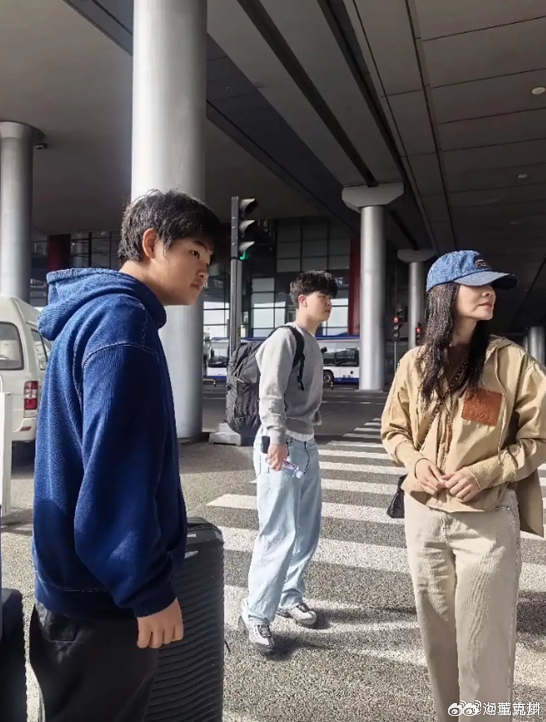 胡可沙溢俩儿子身材胡可沙溢俩儿子正面照好帅的，感觉他俩孩子越来越帅了 