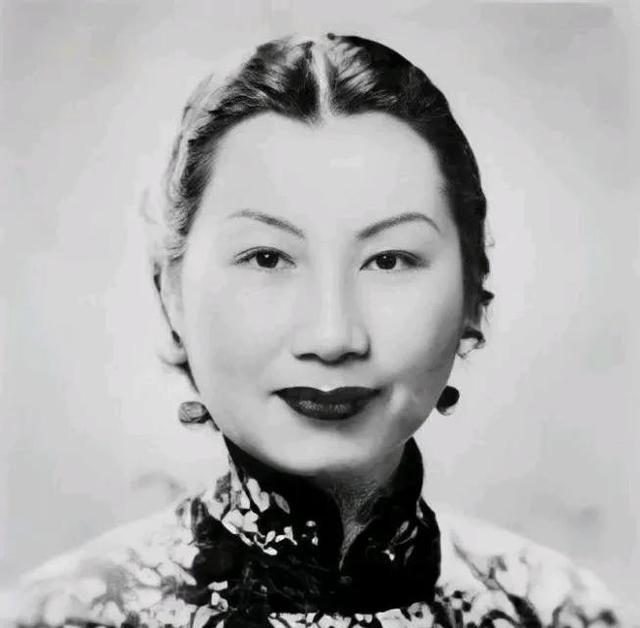 1982年，75岁的关露躺在病床上，中央派人给她宣读一份平反文件：“关露的历史已