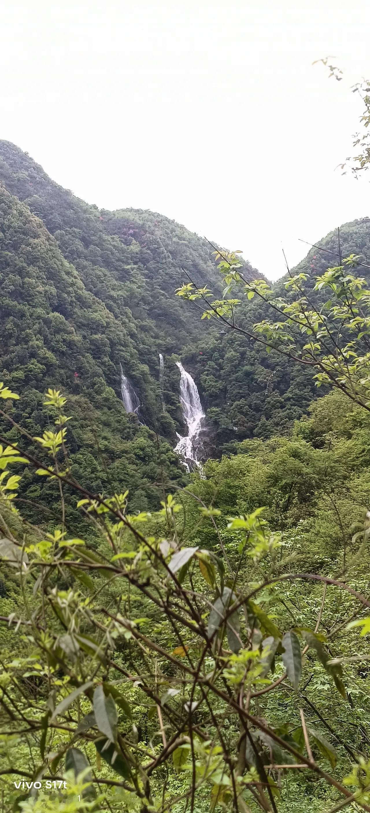上周末，我站在湘潭县曹家坳瀑布底下，水雾糊了一脸。

说实话，出发前我压根不信。