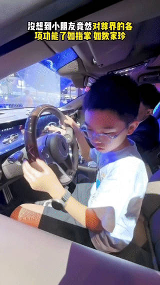 被成都11岁小孩哥讲车圈粉了超出年龄的专业汽车解读，让成都小男孩火遍全网。车企暖