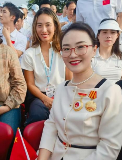 阅兵观礼台奥运冠军扎堆了！
郑钦文张雨霏坐一起，
你认全没？


奥运冠军观礼坐