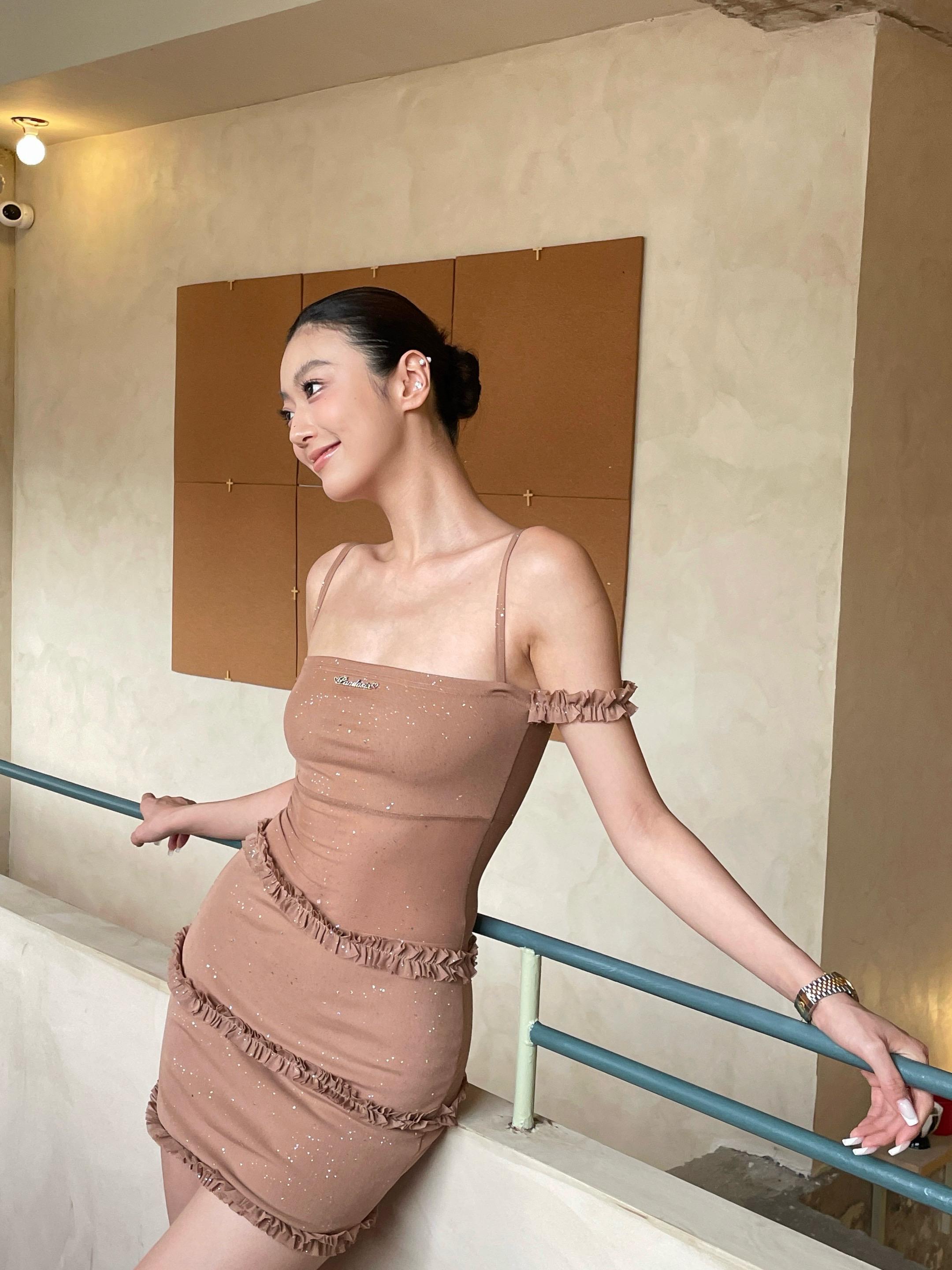 很衬肤色的一条裙子 瘦是瘦了 但不影响我凹造型还是会挤出🥩