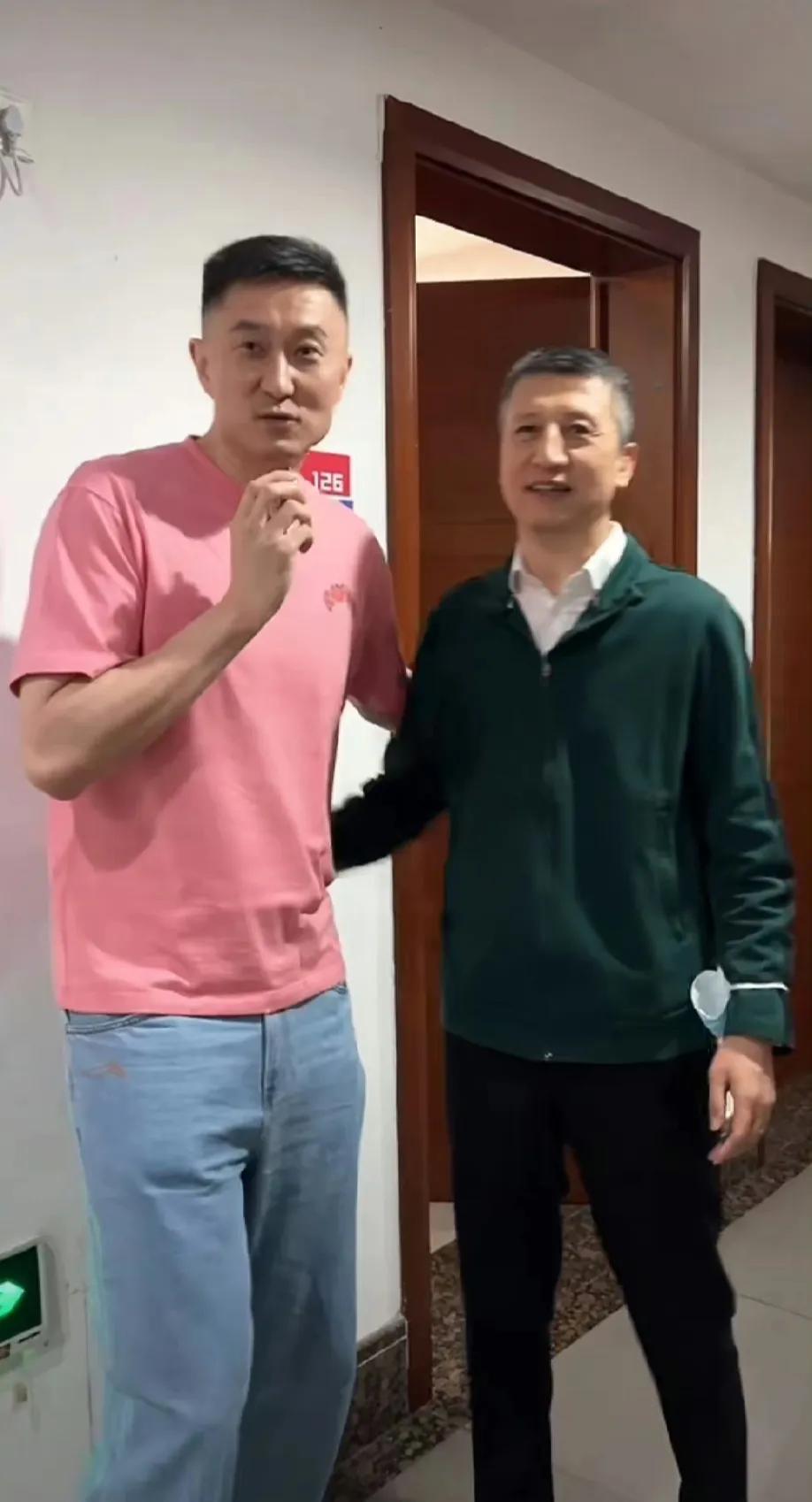 杜锋不务正业被广东球迷痛批！

杜锋在广州队与青岛男篮比赛前期，开直播拉着刘指导