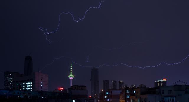 对于摄影爱好者来说，夏天是拍摄闪电的好时节。

夜空突然亮起，一道闪电从乌云中穿