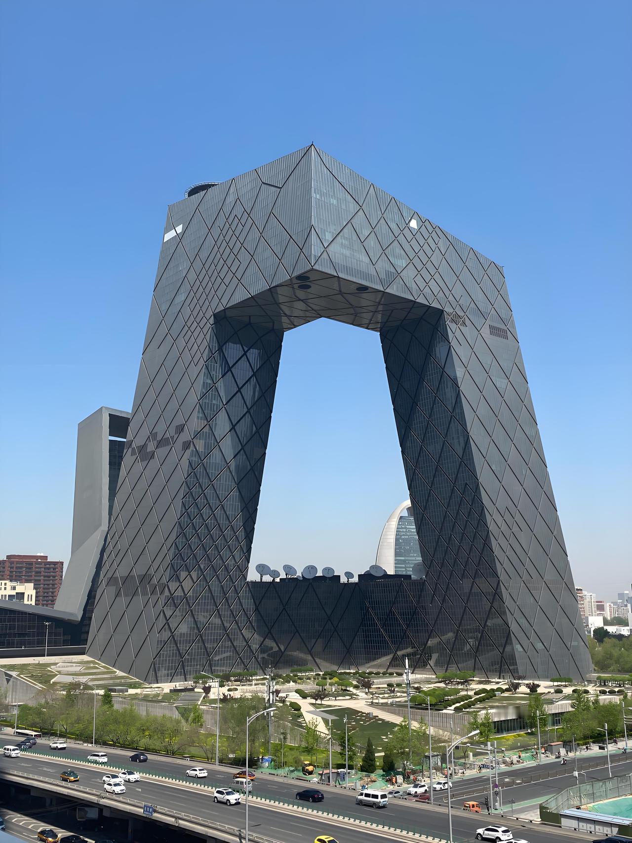 央视大楼，被俗称“大裤衩”，多年以后，央视大楼的洋人设计师“库哈斯”在国外媒体的