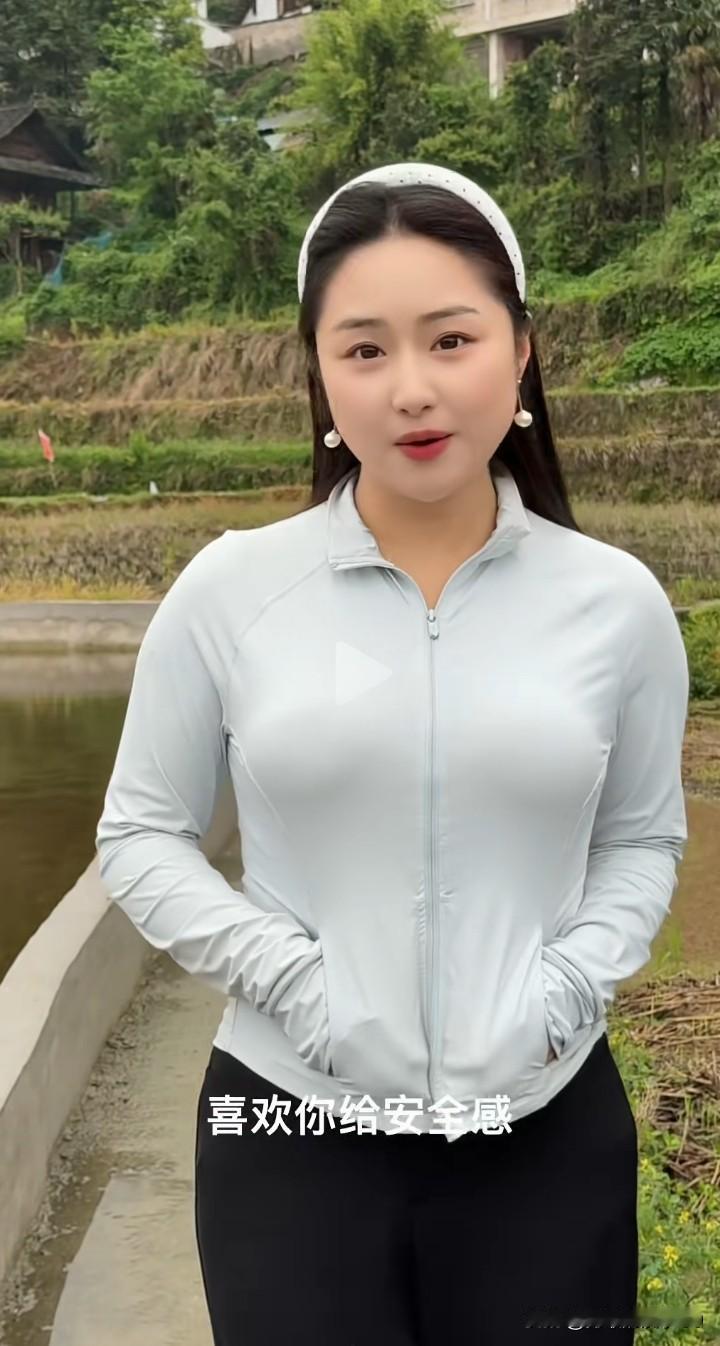 田园花间笑语传，山林绿野觅仙踪，春意浓郁，恰似人间仙境！
春日下乡踏青，漫步田园