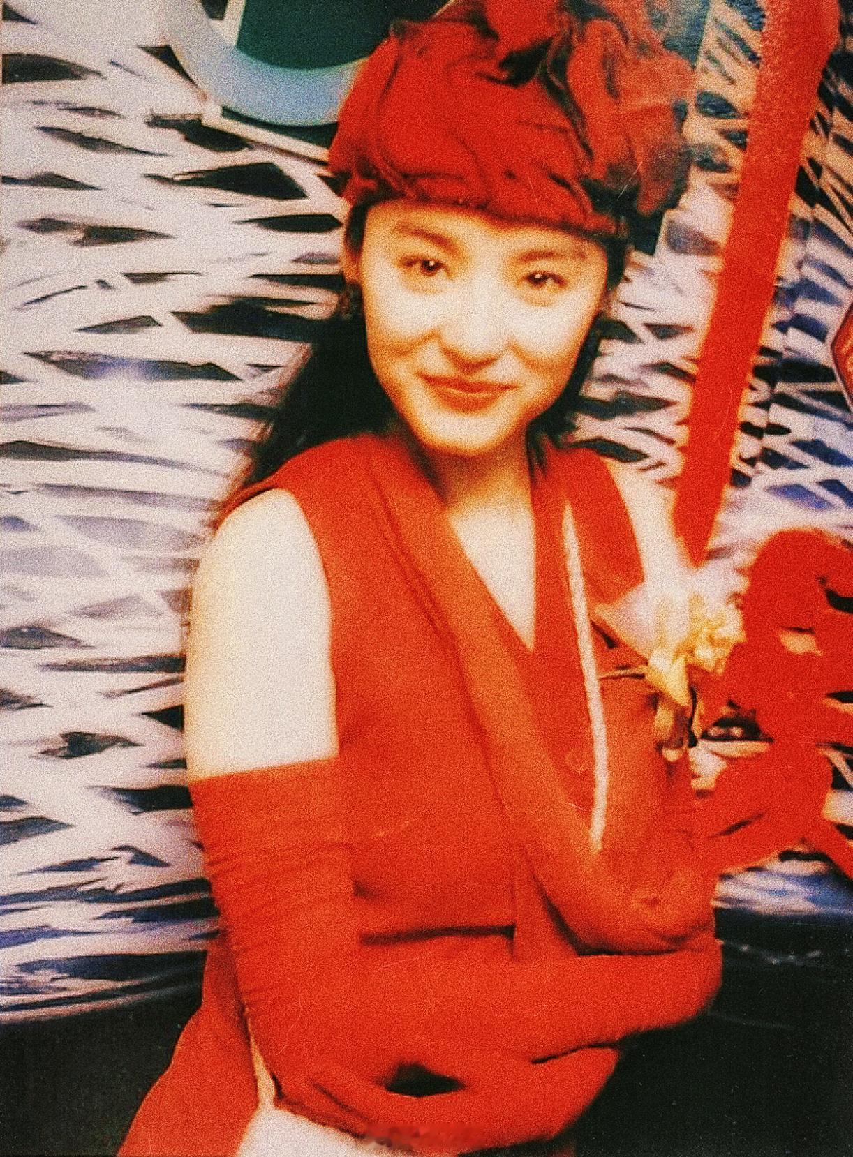 林青霞[超话]  搭乘花絮去幕后  妩媚动人，可爱生姿——时尚红衣“练霓裳”，林